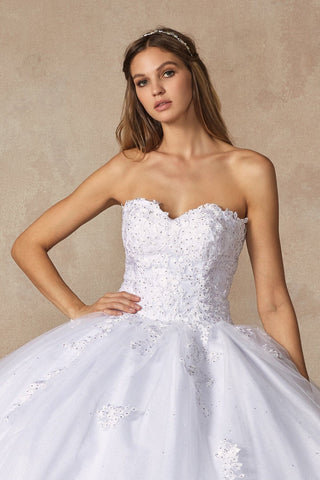 Ballkleid mit trägerlosem Cape und Applikation von Juliet 1440