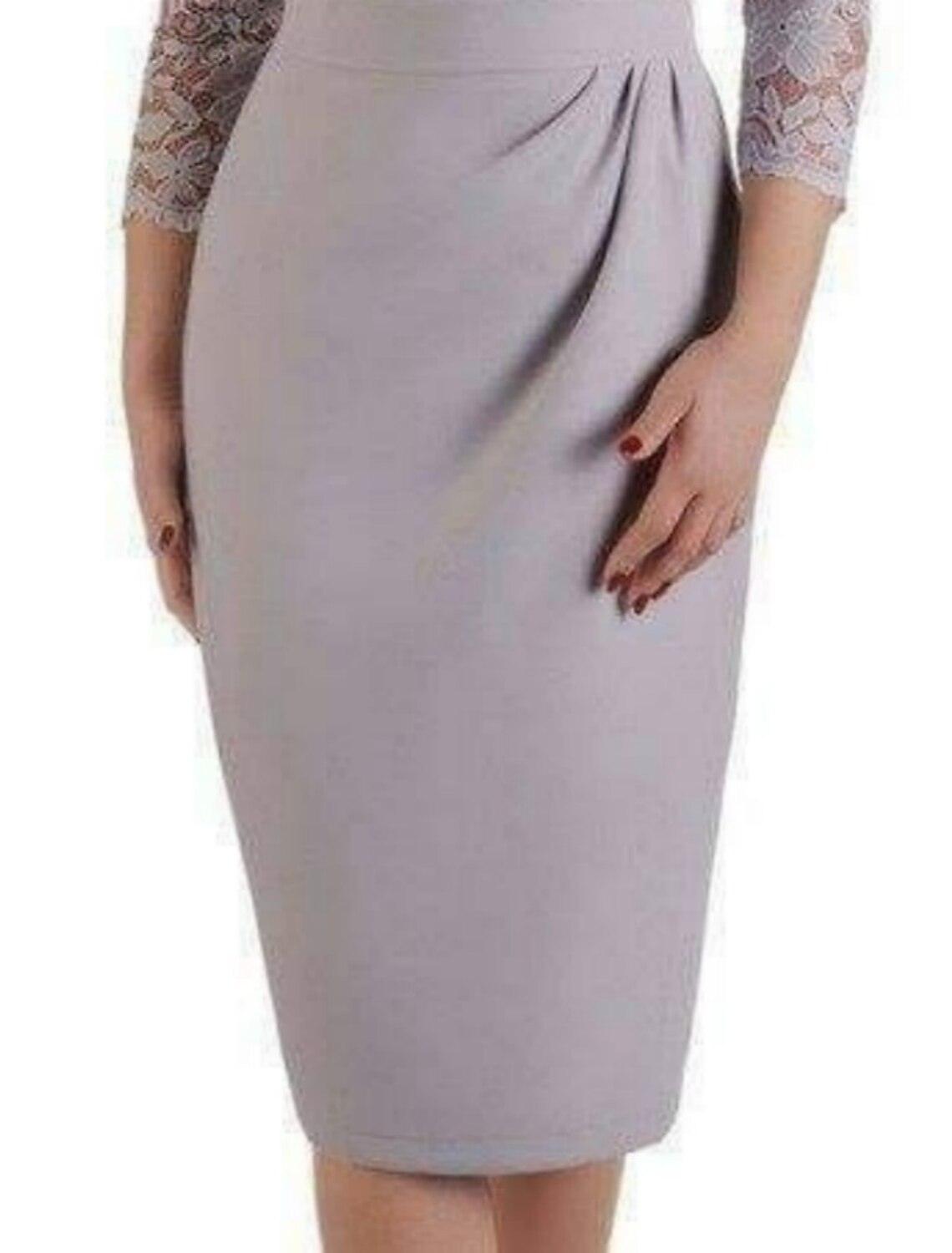 Vestido de mãe da noiva com bainha/coluna, minimalista e elegante, decote em V, comprimento até ao joelho, renda, tecido elástico, manga 3/4 com franzido