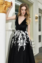 Atraente vestido de baile preto com decote em V e aplicações florais brancas em tule