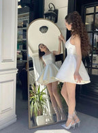 Vestido elegante de línea A con tirantes, satén marfil, corto para el baile de bienvenida, vestido de cumpleaños Y7658