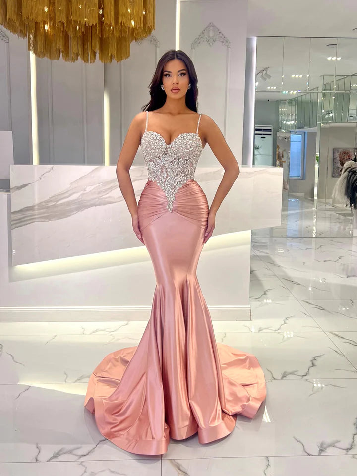 Vestidos de noite compridos em cetim com decote em coração e sem mangas, estilo sereia, com missangas