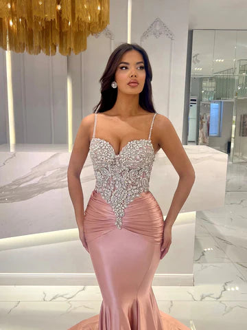 Vestidos de noite compridos em cetim com decote em coração e sem mangas, estilo sereia, com missangas