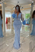 Vestido de Noche de Tul con Mangas Largas, Escote en V y Aplicaciones de Plumas en Estilo Sirena
