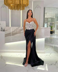 Vestido de noche sirena largo negro con tirantes espagueti, escote corazón y abertura alta
