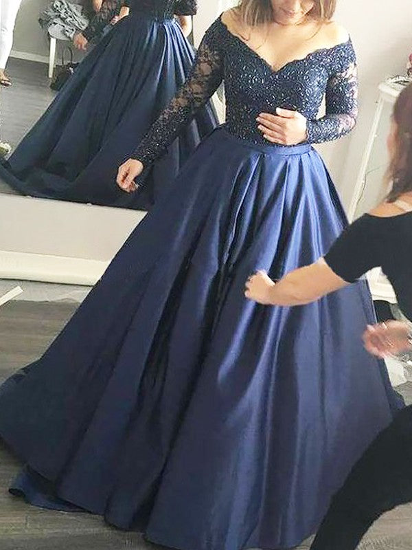 Vestidos de baile em cetim com mangas compridas e decote ombro a ombro