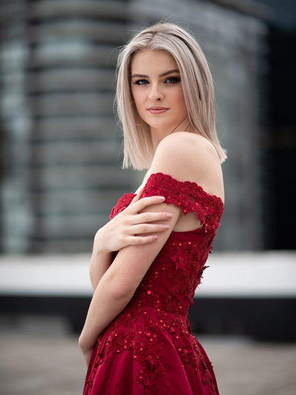 Vestidos de baile com aplicações de cetim e ombros à mostra, sem mangas, compridos e compridos