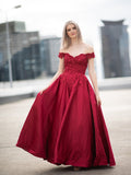 Robe de bal décolletée bretelles tombantes en satin avec applications sans manches longue jusqu'au sol pour le bal de promo