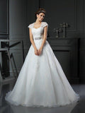 Robe de mariée longue en organza sans manches à perles carrées et à jupe boule