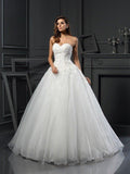 Robe de mariée longue en tulle sans manches, décolleté cœur avec perles et jupe boule