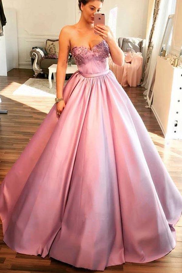 Vestidos de baile compridos com decote em coração e aplicações em lavanda PG712