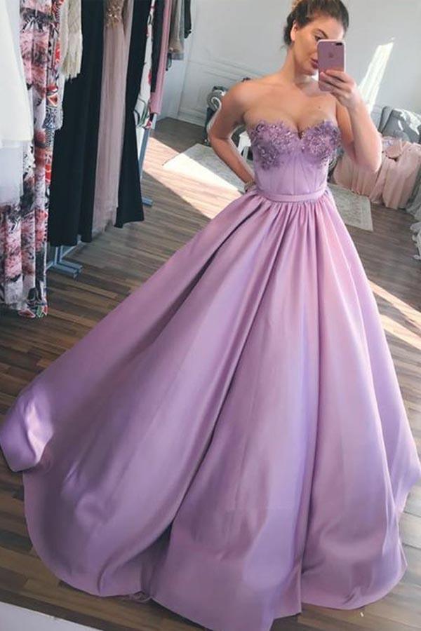 Vestidos de baile compridos com decote em coração e aplicações em lavanda PG712