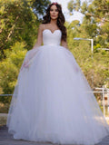 Robe de mariée en tulle, style princesse, décolleté cœur, sans manches, traîne balayée