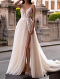 Vestidos de noiva estilo praia, corte A, decote em V, sem mangas, cauda comprida, tule