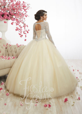 Perlenbesetztes Quinceanera-Kleid mit langen Ärmeln von Fiesta Gowns 56347