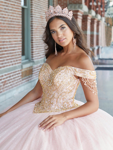 Vestido de quinceanera com contas e ombros à mostra da House of Wu 26044