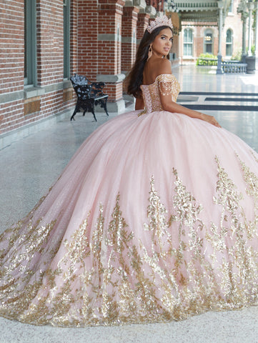 Vestido de quinceanera com contas e ombros à mostra da House of Wu 26044