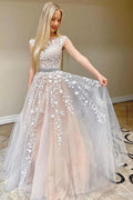 Lindo vestido de festa comprido com decote em A e renda em tule, sem costas