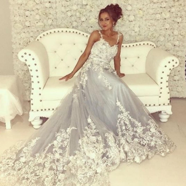 Wunderschönes A-Linien-Ballkleid mit langem, ärmellosem Herzausschnitt und Spitze