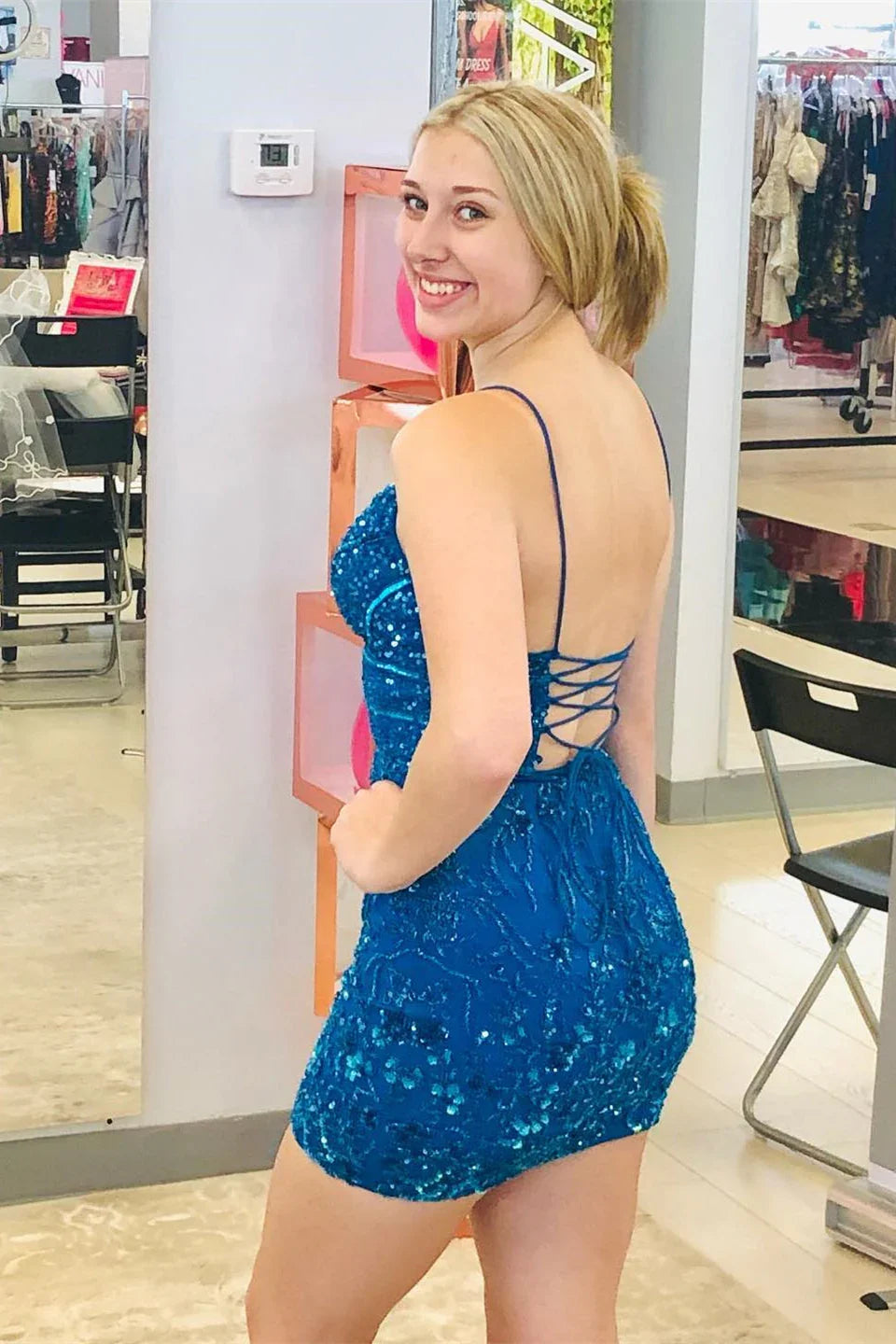 Schönes blaues V-Ausschnitt-Spaghettiträger-Trägerloses Kurzes Homecoming-Kleid Mit Spitze