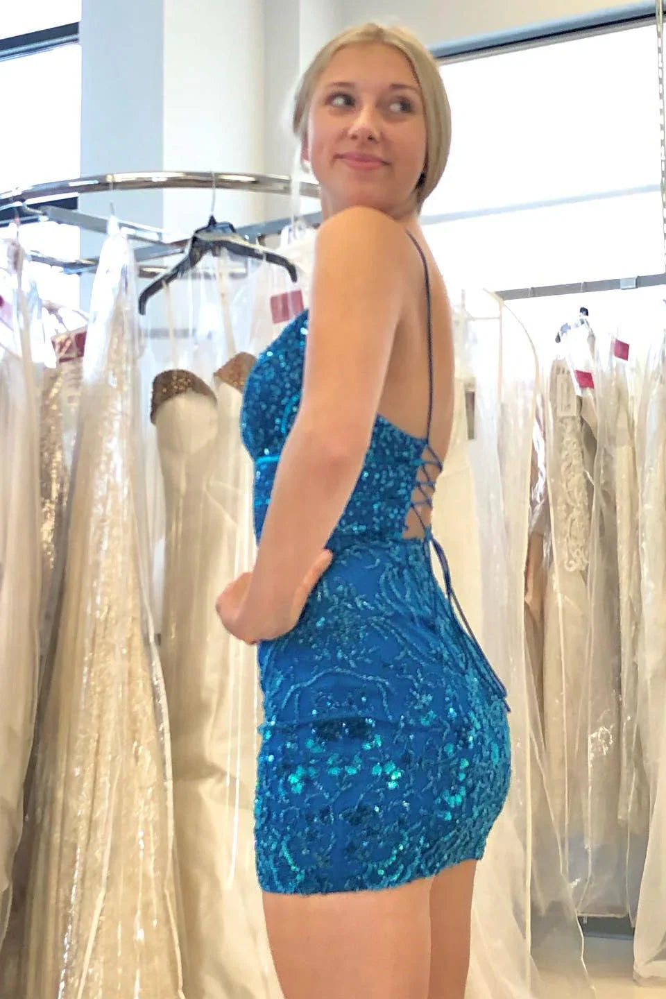 Schönes blaues V-Ausschnitt-Spaghettiträger-Trägerloses Kurzes Homecoming-Kleid Mit Spitze