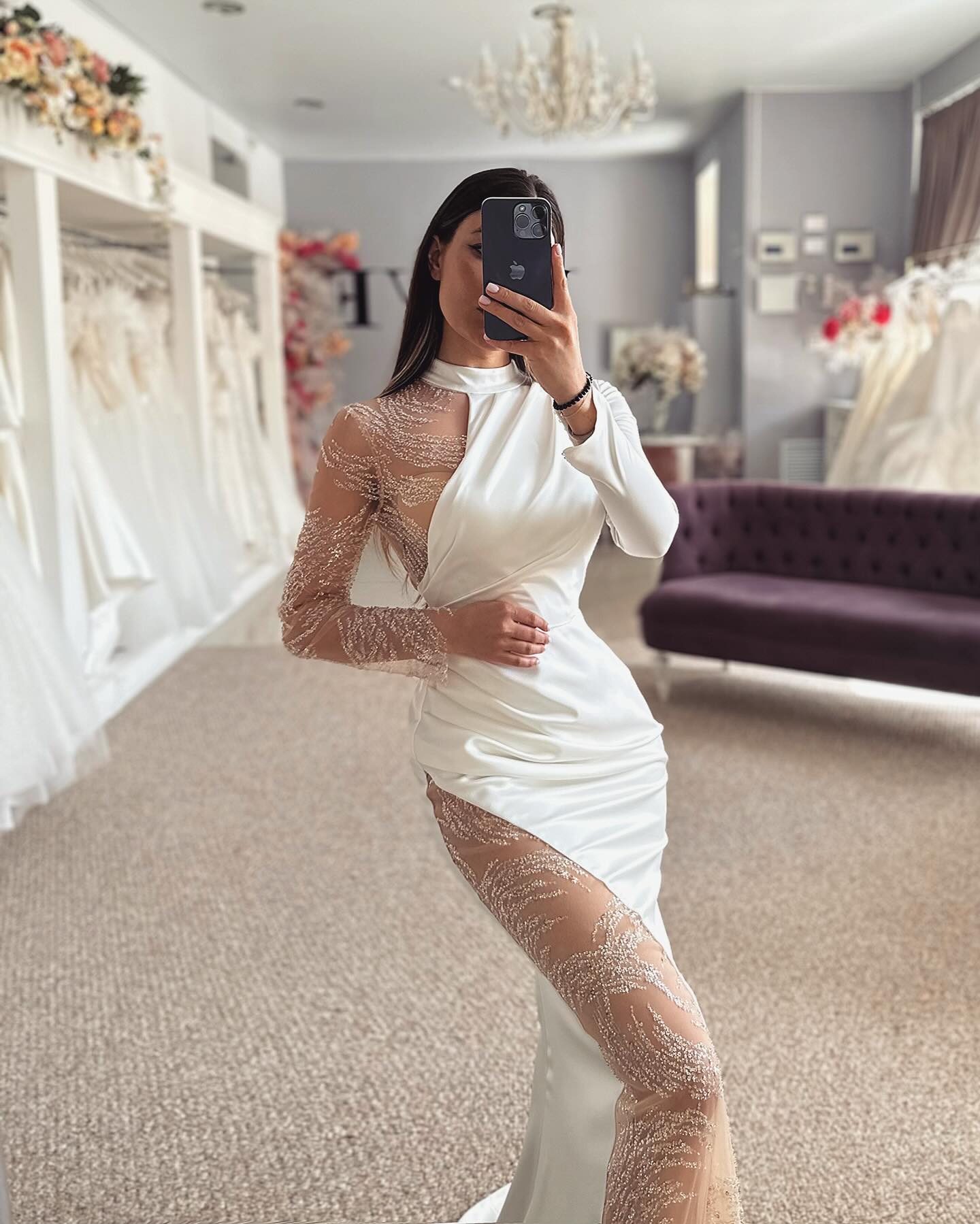 Schönes Satin-Säulen-Spitzen-Trägerlangarm-Brautkleid mit Applikationen
