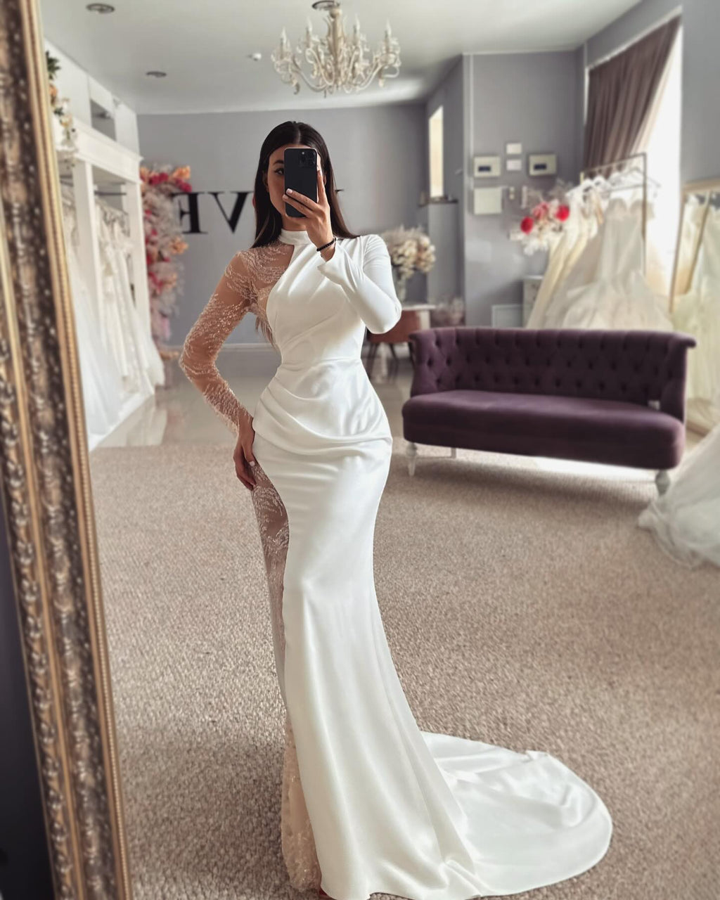 Schönes Satin-Säulen-Spitzen-Trägerlangarm-Brautkleid mit Applikationen