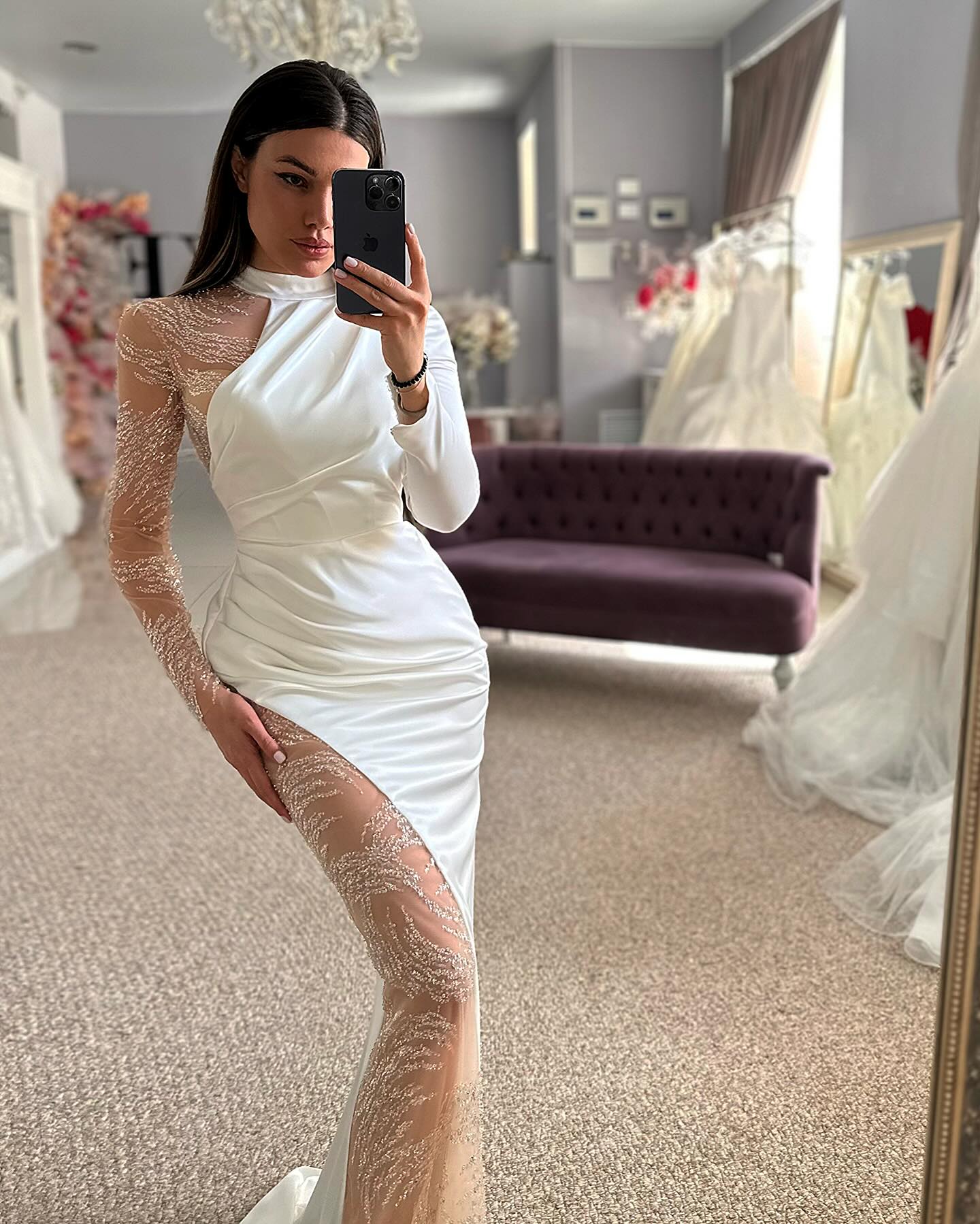 Schönes Satin-Säulen-Spitzen-Trägerlangarm-Brautkleid mit Applikationen