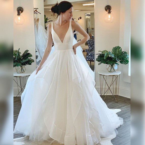 Schönes tiefes V-Ausschnitt ärmelloses Tüll-Brautkleid mit Rüschen