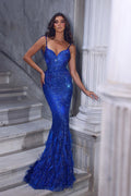 Lindo vestido de baile comprido com decote em coração, sem mangas, alças finas, sereia, lantejoulas e pele