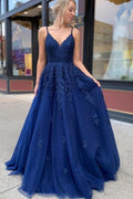 Lindo vestido de festa comprido em tule, decote em V, sem costas e com aplicações em renda