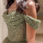 Wunderschönes langes grünes A-Linien-Ballkleid mit schulterfreiem Paillettenbesatz und Perlen