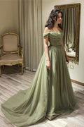 Robe de bal longue et verte, évasée, asymétrique, à paillettes et perles