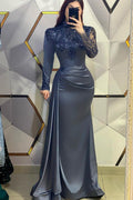 Lindo vestido de baile comprido sereia, gola alta, lantejoulas e mangas compridas