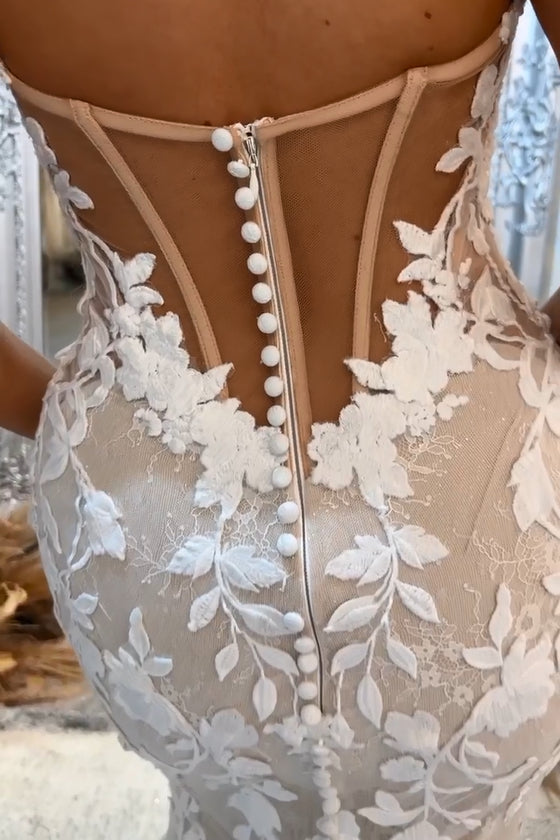 Schönes langes Meerjungfrau-Trägerlos-Abendkleid mit Applikationen und Spitze ohne Ärmel