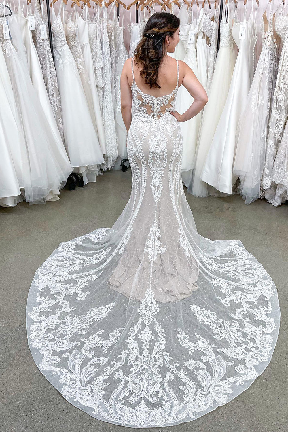 Schönes langes Meerjungfrau-Trägerkleid mit Rückenfreier Spitze und Applikationen für die Hochzeit