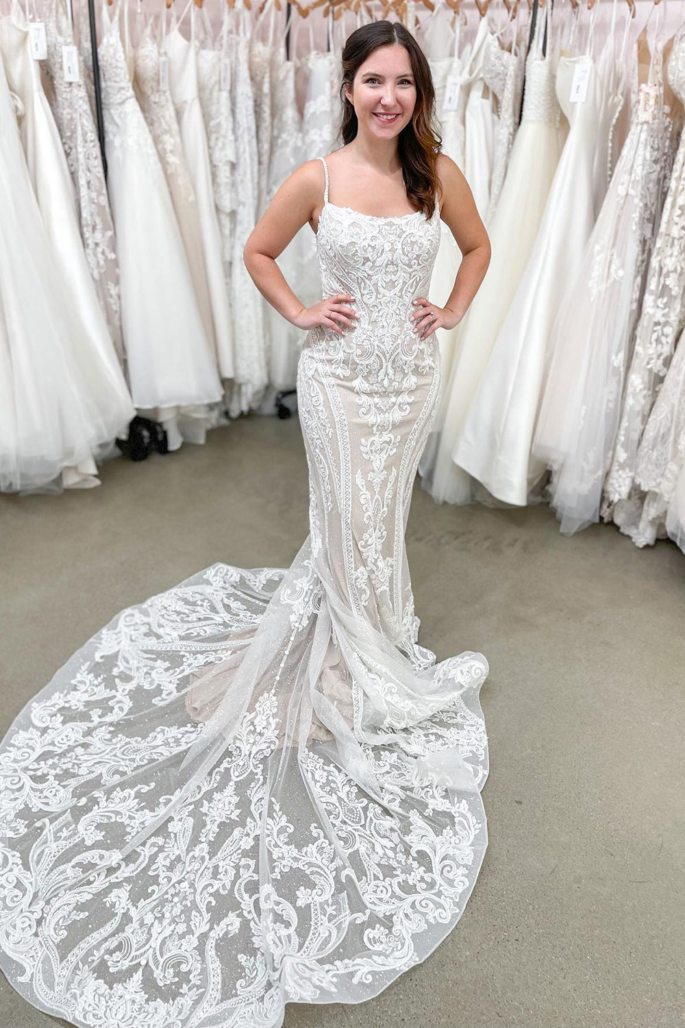 Schönes langes Meerjungfrau-Trägerkleid mit Rückenfreier Spitze und Applikationen für die Hochzeit