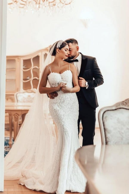 Schönes langes Meerjungfrau-Spaghettiträger-Spitzenkleid ohne Ärmel für die Hochzeit