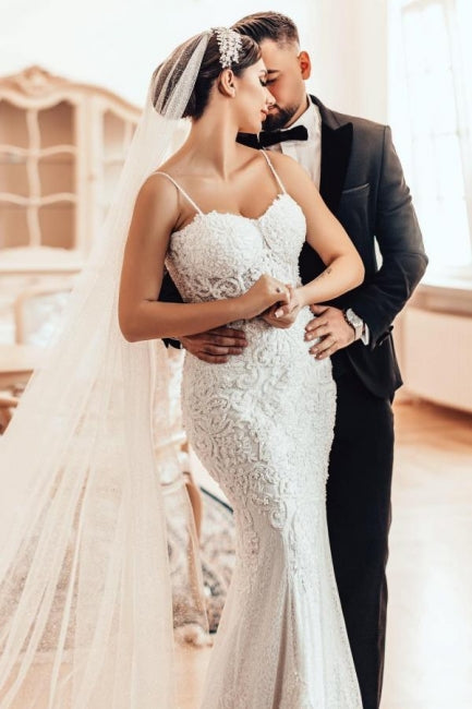 Schönes langes Meerjungfrau-Spaghettiträger-Spitzenkleid ohne Ärmel für die Hochzeit