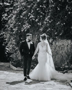 Schönes langes Meerjungfrau-Trägerkleid mit V-Ausschnitt, spitzenbesetzt, ärmellos und rückenfrei für die Hochzeit