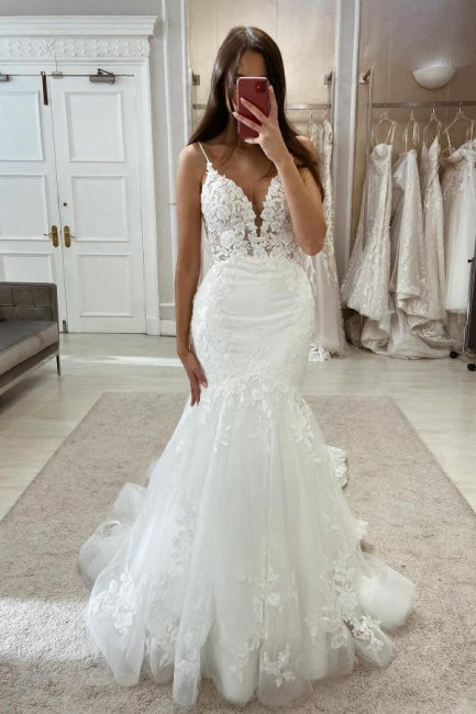 Schönes langes Meerjungfrau-V-Ausschnitt-Trägerkleid mit Spaghettiträgern und Spitze für die Hochzeit
