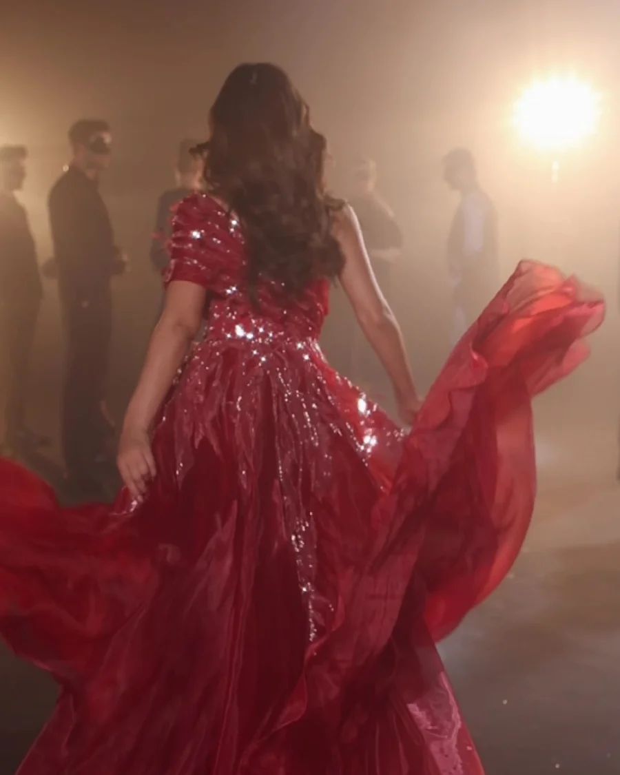 Wunderschönes langes rotes A-Linien-Ballkleid mit Herzausschnitt und Feder