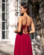 Wunderschönes langes, rückenfreies Chiffon-Ballkleid mit V-Ausschnitt und Schlitz