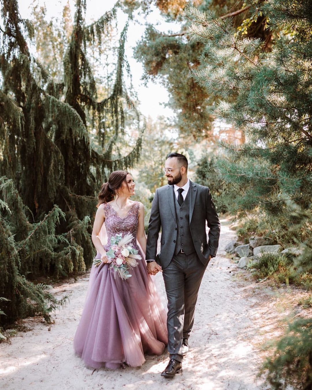 Wunderschönes langes A-Linien-Ballkleid aus Tüll mit V-Ausschnitt