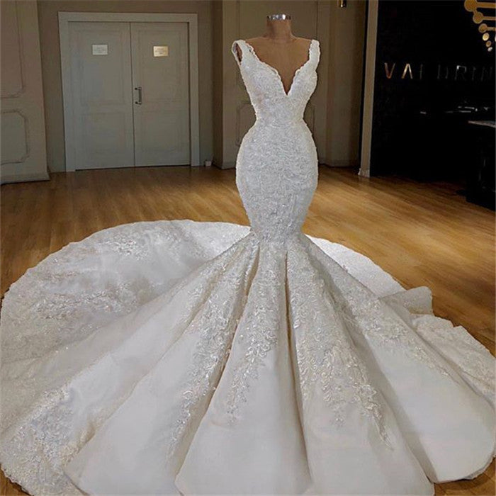 Wunderschönes Meerjungfrau-Spitzen-Brautkleid im Angebot mit Trägern und langem Schlepp