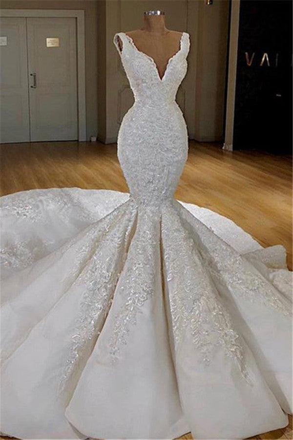 Wunderschönes Meerjungfrau-Spitzen-Brautkleid im Angebot mit Trägern und langem Schlepp