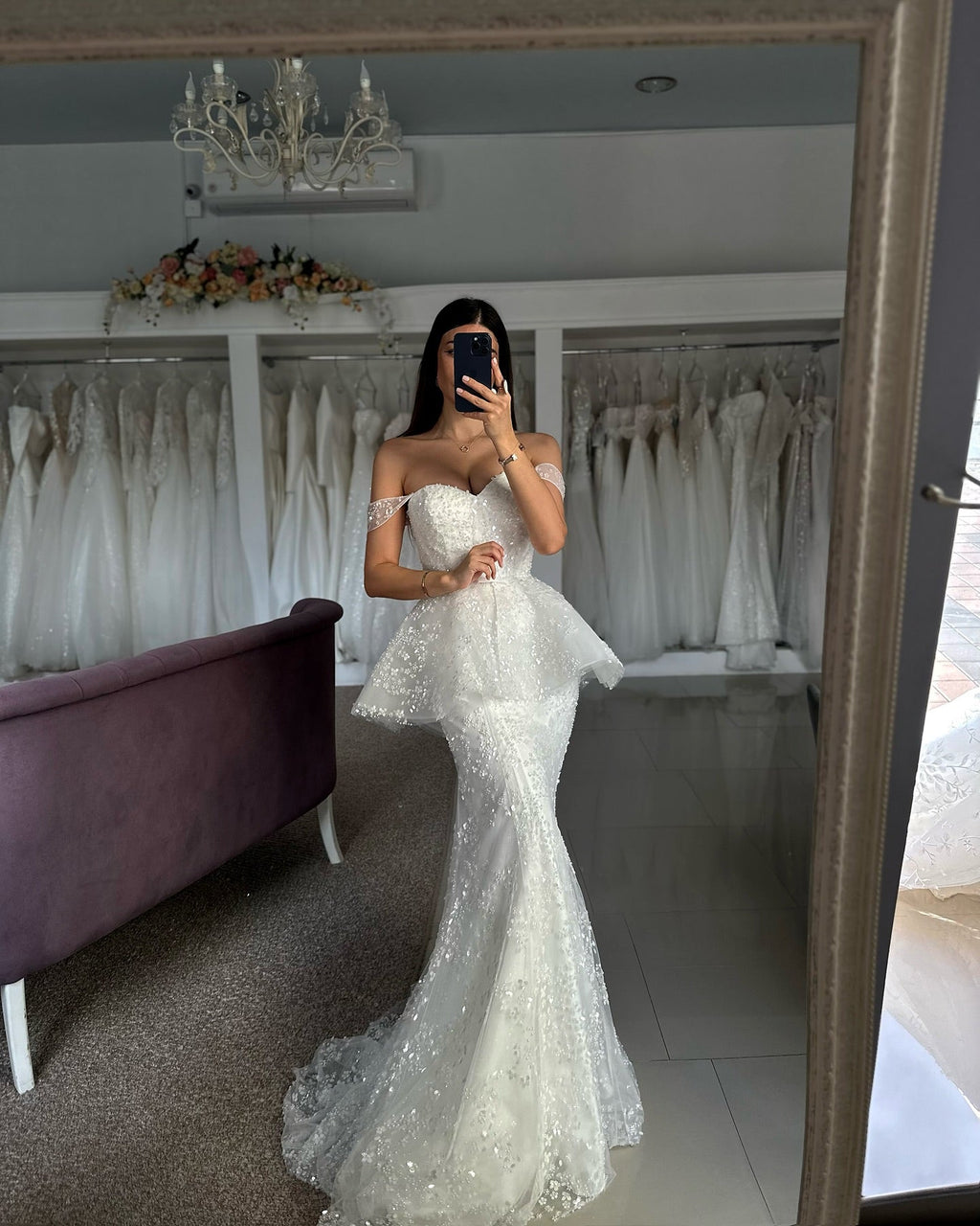 Vestidos de Noiva Brancos de Tule e Renda Sereia Lindos, Decote Coração e Sem Mangas, com Aplicações