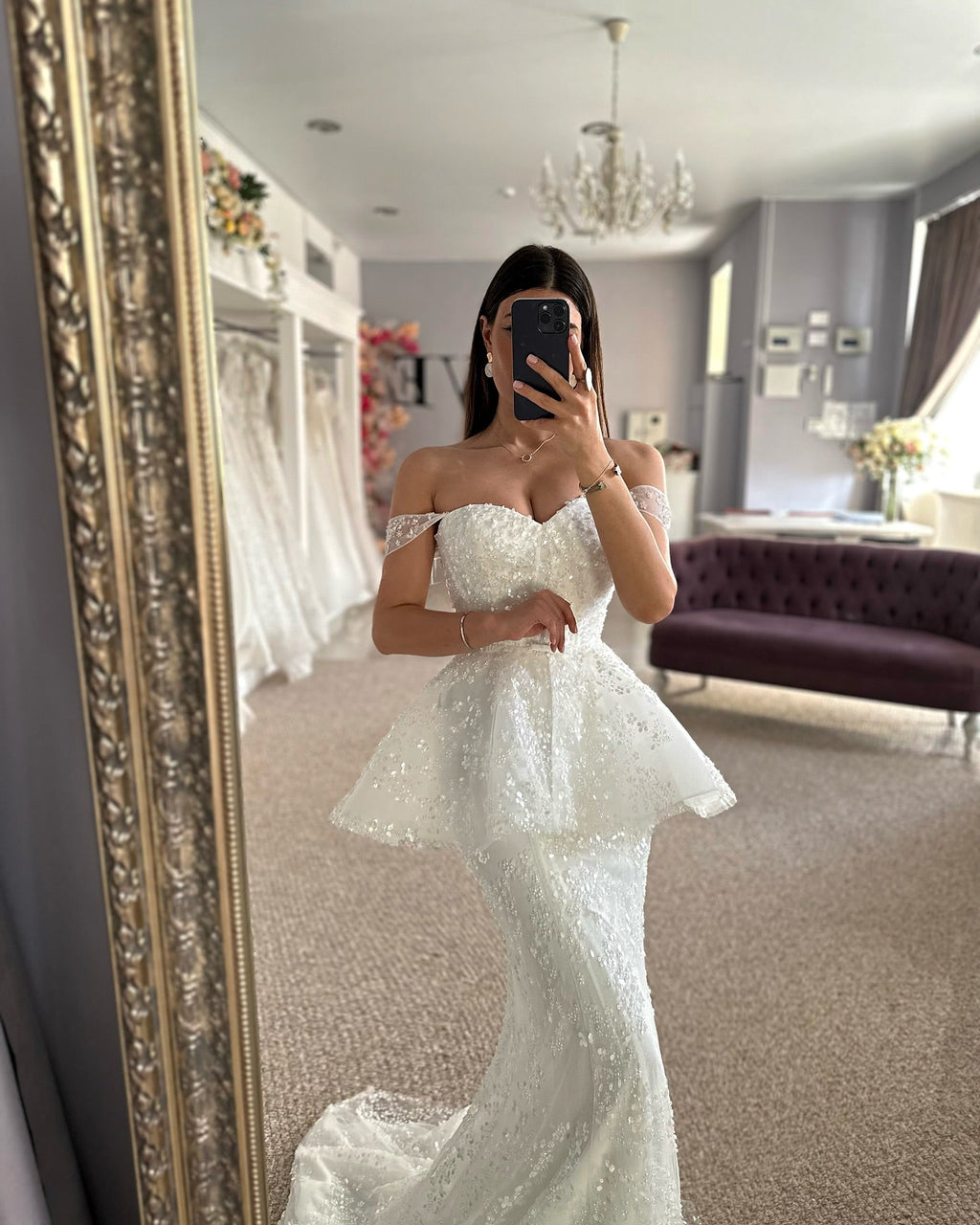 Vestidos de Noiva Brancos de Tule e Renda Sereia Lindos, Decote Coração e Sem Mangas, com Aplicações