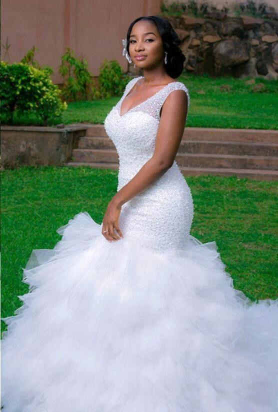 Schönes Meerjungfrau-V-Ausschnitt Brautkleid Ärmellos Perlenbesetztes Brautkleid