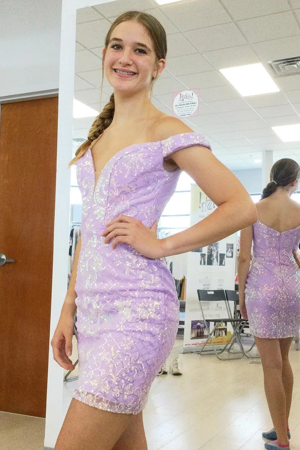 Schönes lila Trägerkleid mit V-Ausschnitt und Spitze für den Homecoming-Ball