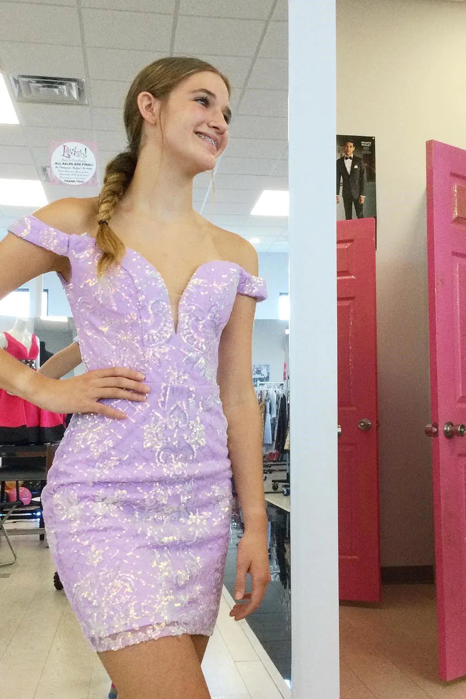 Schönes lila Trägerkleid mit V-Ausschnitt und Spitze für den Homecoming-Ball